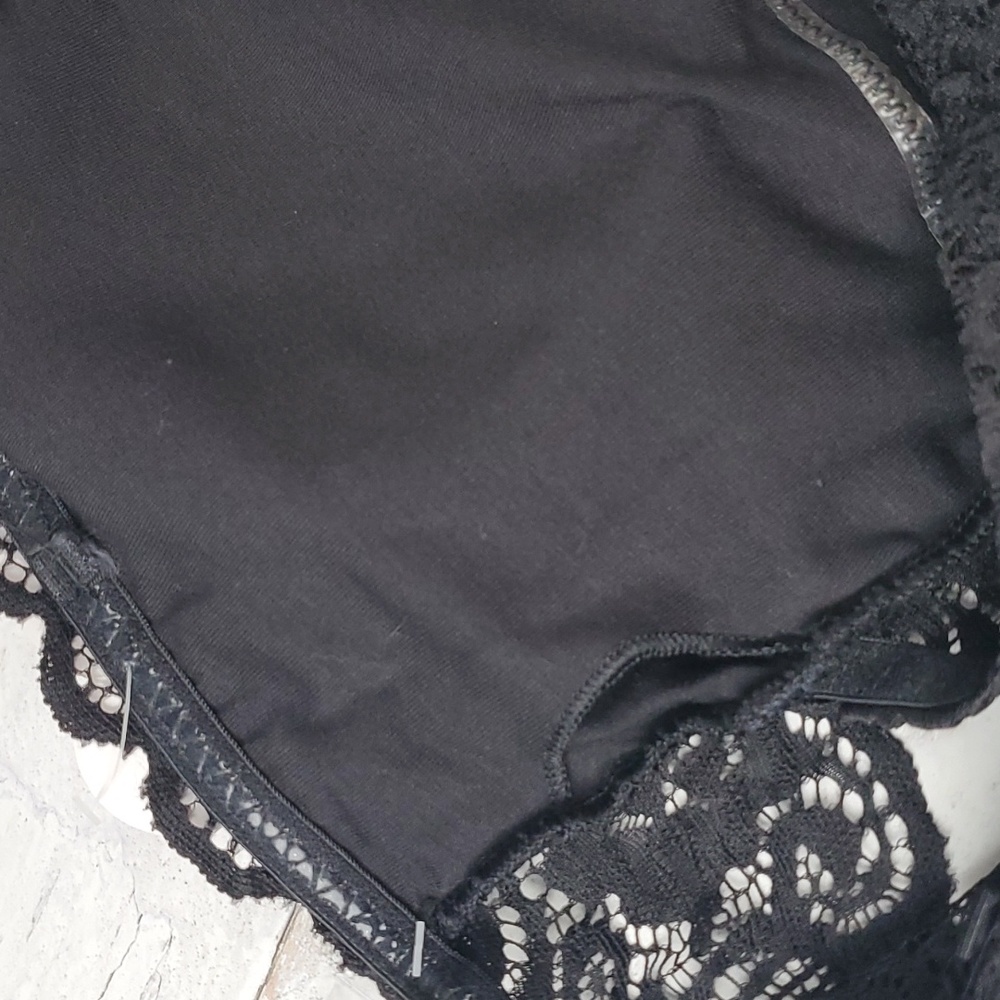 5/$30 ๐ Flirtitude | Black Lace Strapless Bandeau Bra With Convertible Straps - Picture 7 of 10